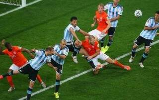 Disputa e a zaga argentina corta mais uma vez (Foto: Getty Images / Fifa)