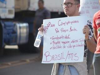 No local do protesto, manifestantes usam cartazes para chamar a atenção dos motoristas. (Fotos: Fernando Antunes)