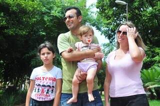 Família do RS aproveitou feriado para passear na praça Ary Coelho. (Foto: João Garrigó)