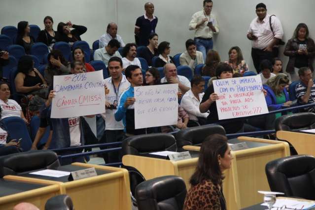 Mesmo com baixa ades&atilde;o, professores mant&eacute;m manifesta&ccedil;&otilde;es na regi&atilde;o central  