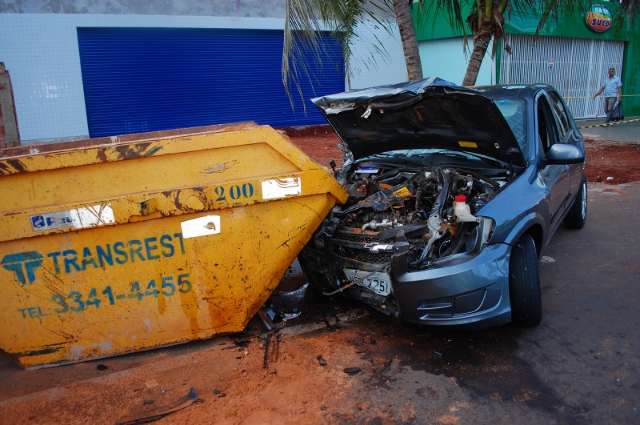 Jovem fica ferido ao bater carro contra ca&ccedil;amba na Afonso Pena 