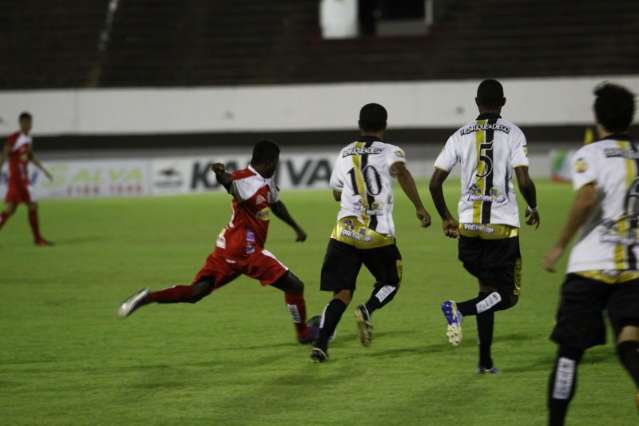 Campeonato estadual tem seis jogos neste domingo e pode ter novo l&iacute;der