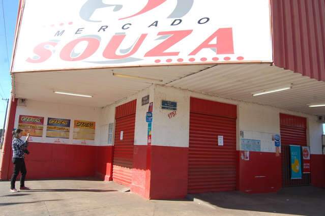  Tiros disparados em assalto a mercado atingiram at&eacute; casa de vizinha