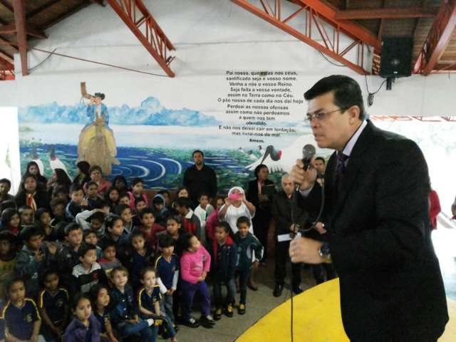Prefeito entrega uniformes em cinco escolas nesta sexta-feira