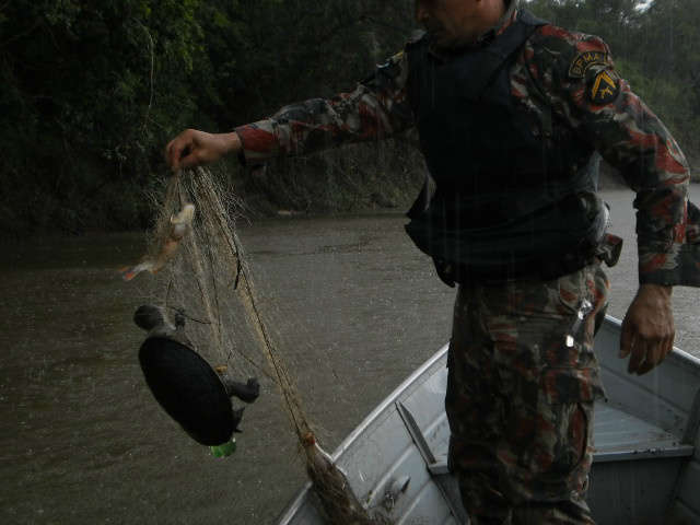 Em Caracol, PMA apreende rifle, tarraf&otilde;es e rede de pesca no rio Apa