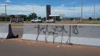 Muro pichado está na frente da UEMS e divide pistas na Euller de Azevedo (Foto: Divulgação/PMA)