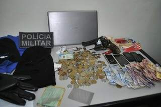 Com o acusado foram encontrados celulares, dinheiros, documentos das vítimas e um notebook. (Foto: Osvaldo Duarte)
