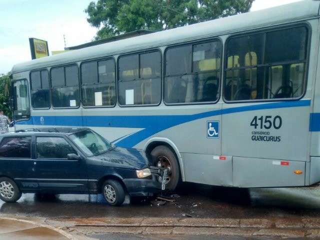 Carro invade preferencial atinge ônibus e deixa avenida interditada Capital Campo Grande News