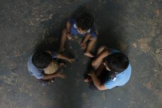 As crianças foram abandonadas no Jardim Buriti, próximo a casa da avó (Foto: Cleber Gellio)