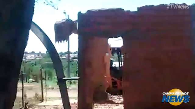 Sem aviso pr&eacute;vio, casas constru&iacute;das em &aacute;rea invadida s&atilde;o demolidas no Canguru