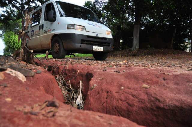  Moradores da Vila Nogueira improvisam cascalho para ruas