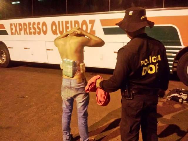 Adolescente &eacute; preso carregando tr&ecirc;s pacotes de coca&iacute;na amarrados ao corpo