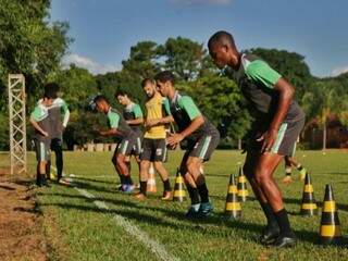 Jogadores do Novoperário treinam para partida decisiva no fim de semana (Foto: Fernando Antunes)