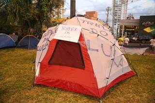 Manifestantes permanecem acampados na Afonso Pena em frente ao MPF. (Foto: Fernando Antunes)