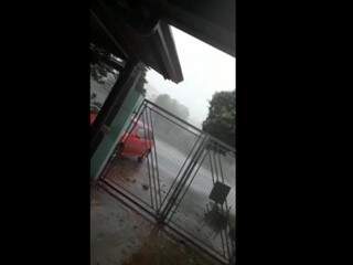 Chuva forte atingiu município do interior do Estado, na tarde deste domingo (Foto: Direto das Ruas)