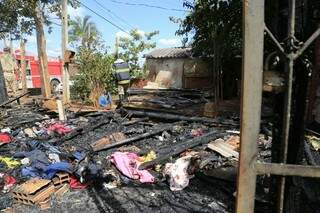 Incêndio causou tragédia em casa de família sustentada por mulher na Vila Popular (Foto: Gerson Walber)