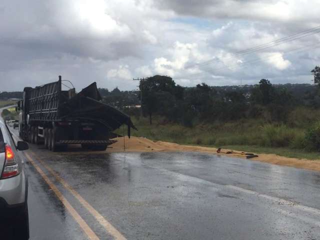 Caminh&atilde;o cai em valeta da BR-163 e toda carga de soja &eacute; derramada na pista