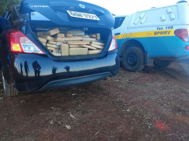 Dupla abandona carro com 434 quilos de maconha durante fuga em rodovia