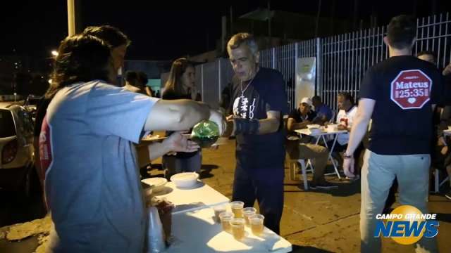 Volunt&aacute;rios levam comida e banho quente a moradores de rua