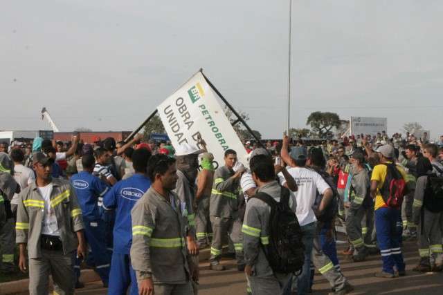 Em meio a esc&acirc;ndalo na Petrobras, f&aacute;brica est&aacute; sem prazo para conclus&atilde;o
