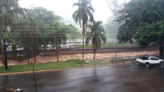 Lago e c&oacute;rrego transbordam, fechando tr&aacute;fego na Via Parque e MT