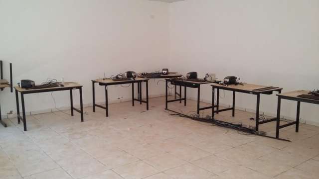 Ladr&otilde;es furtam 10 computadores de telecentro fechado h&aacute; seis anos