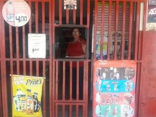 A comerciante Vera de Souza Vidal vive entre as grades da conveniência (Foto: Izabela Sanchez)