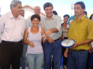 Governador participa de inauguração de residencial em Dourados. (Foto: Dourados Agora)