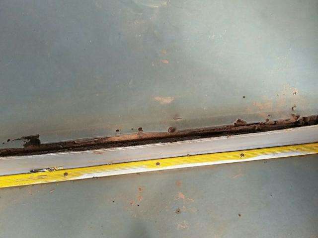 PRF apreende &ocirc;nibus escolares com assoalho solto e porta amarrada