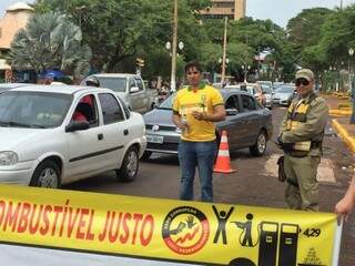 Movimento Combustível Justo adesiva carros no centro de Dourados (Foto: Direto das Ruas)