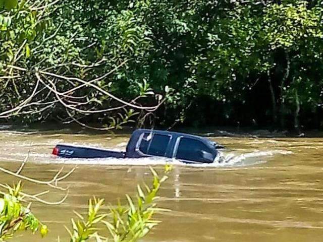 Caminhonete de homem encontrado afogado &eacute; retirada de rio em MS