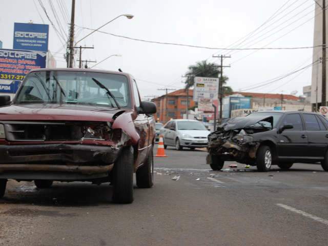  Acidente entre ve&iacute;culos na avenida Cear&aacute; deixa dois feridos