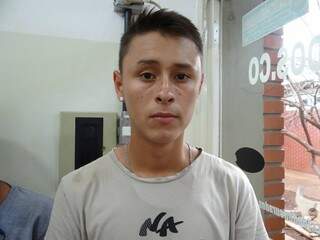 Edigleison Pereira Gomes, de 18 anos, foi flagrado repassando maconha para duas pessoas (Foto: Osvaldo Duarte/Dourados News)