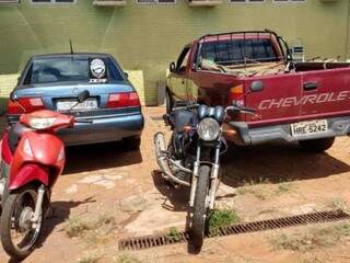 Duas motos, &quot;Santana&quot; e uma S10 encontrados no imóvel haviam sido furtados na Capital. (Foto: Divulgação/Derf) 