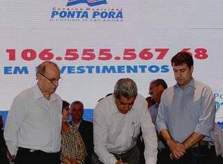 André Puccinelli assinou termo de compromisso com a Prefeitura (Foto: Divulgação)