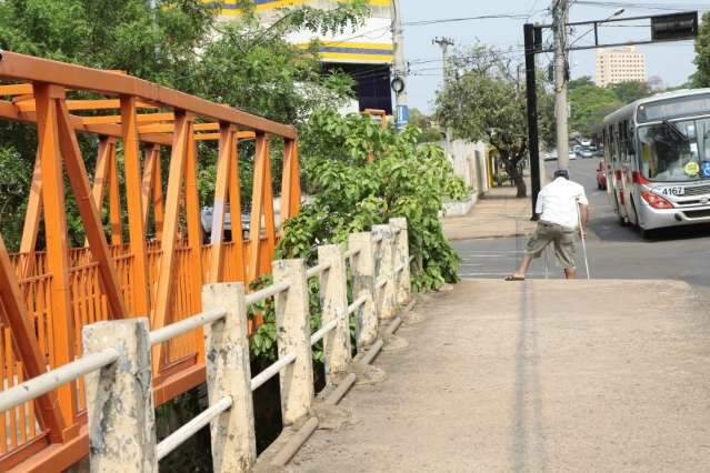 Nove meses depois, Bernal libera passarelas concluídas em avenida