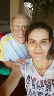 Viviane e o avô, seu Fernando, dono da Veraneio. (Foto: Arquivo Pessoal)