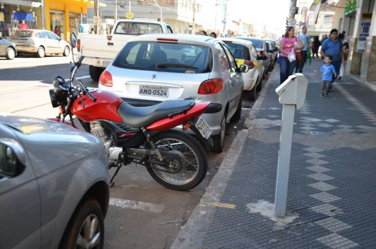 Moto estacionada entre carros (Foto: Vanderlei Aparecido)