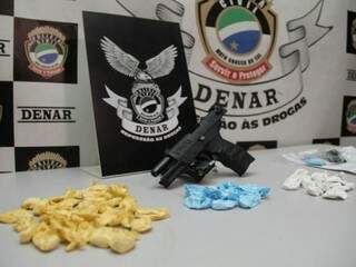 Papelotes de cocaína foram apreendidos com traficante e arma com comprador (Foto: Marcos Ermínio)