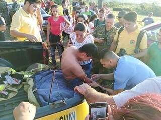 Turista sendo atendido pela equipe médica após o resgate (Foto: La RT 98.1 Fm)