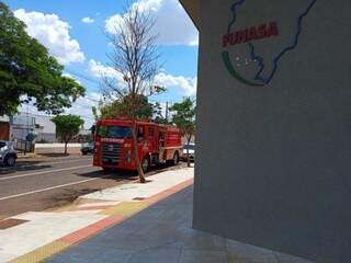 Militares do Corpo de Bombeiros em vistoria no prédio da Funasa (Foto: Maressa Mendonça)