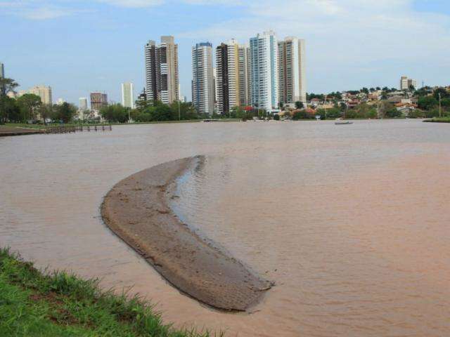 Chuva atrapalha obra necess&aacute;ria para desassorear lago em Parque