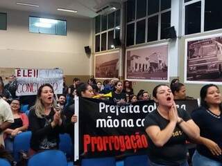 Aprovados em concurso da educação foram à sessão de ontem à noite, para protestar (Foto: Divulgação)