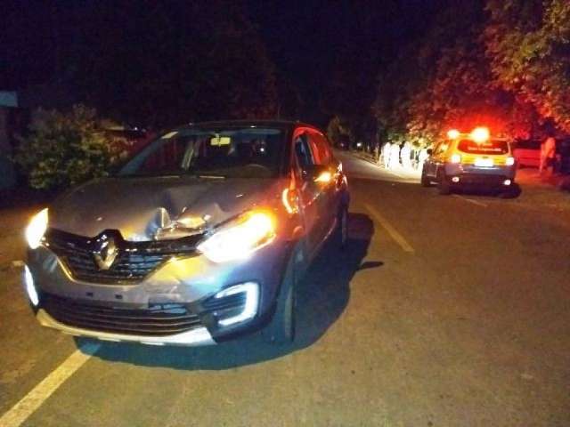 Idoso colide em carro parado e atropela tr&ecirc;s pessoas em cal&ccedil;ada