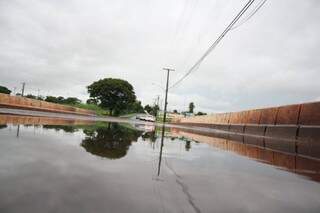 No Conjunto Aero Rancho, água se acumulou, mas não houve transtorno na Rua Arquiteto Vila Nova Artigas (Foto: Marcos Ermínio)