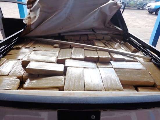 Dois s&atilde;o presos e carro &eacute; apreendido com 1 tonelada de maconha