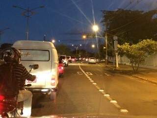 Devido à pane no semáforo, houve congestionamento no local no começo desta noite. (Foto: Direto das Ruas)