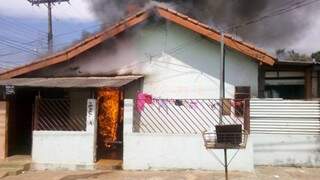 Casa com dois beb&ecirc;s pega fogo no Guanandi e mobiliza bombeiros