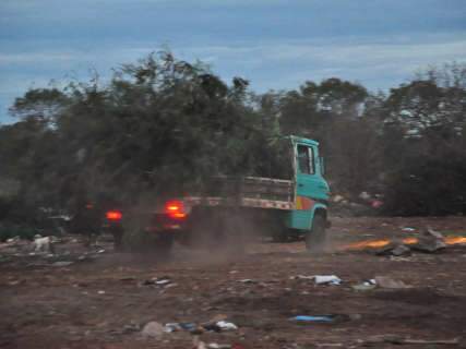  Moradores reclamam de cratera que se transformou em lixão no Lageado