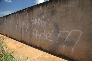 No muro da UBSF do Oliveira, pichação pergunta por saúde. (Foto: Fernando Antunes)